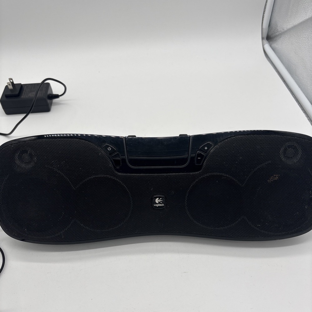 Logitech S715i  30-pin iPod/iPhone Speaker No Remote Has Charger And Aux Cord